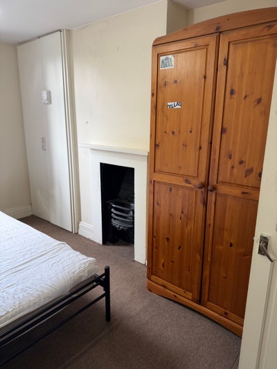 Looking for a housemate  Main Photo