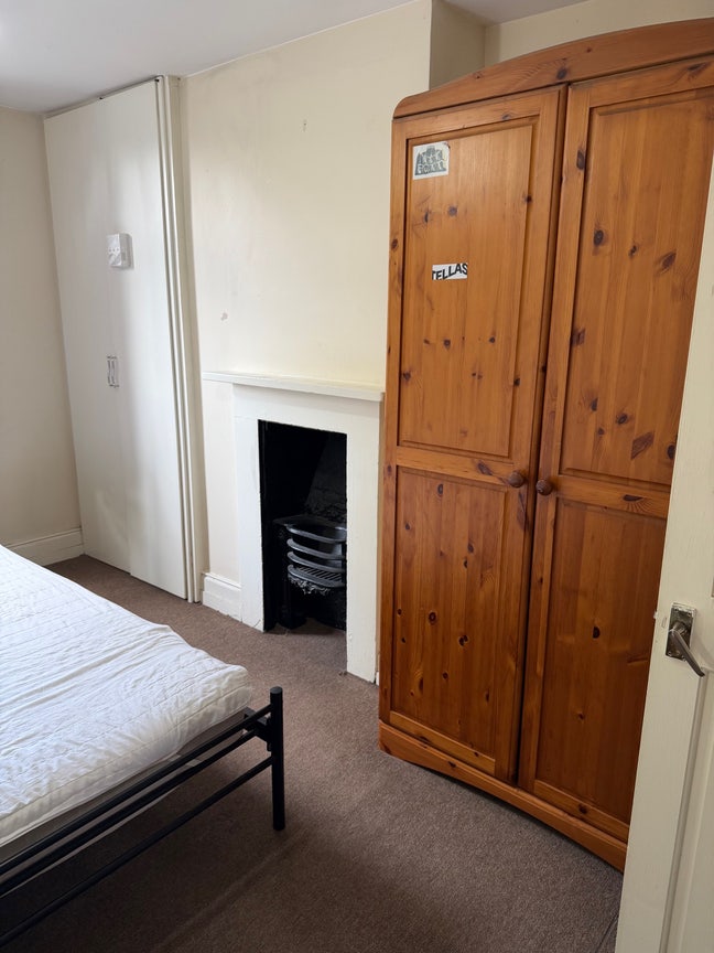 Looking for a housemate  Main Photo