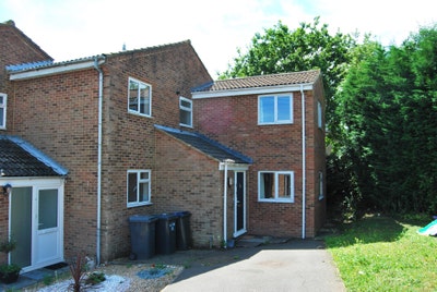 Double room available in quiet cul-de-sac Main Photo