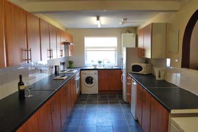 Double room in Downs Road, large kitchen Main Photo