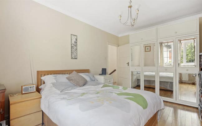 Large double room in central location in Golders G Main Photo