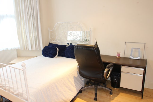 Spacious Double room | by Northwick Park station Main Photo