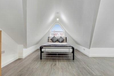A bright double room with bills included Main Photo