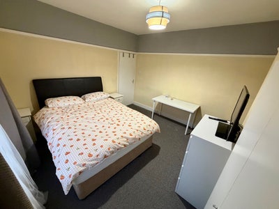 Spacious double room in quiet house Main Photo