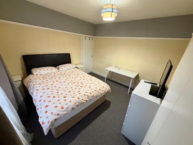 Spacious double room in quiet house Main Photo