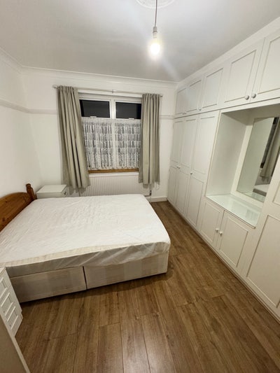 Big double room to let in clean quiet house  Main Photo