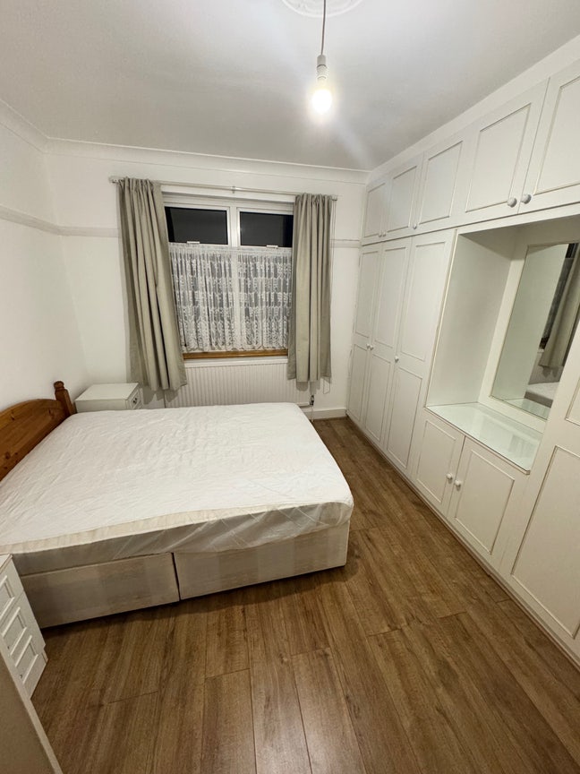 Big double room to let in clean quiet house  Main Photo