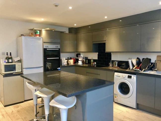 Double room in friendly professional house share Main Photo