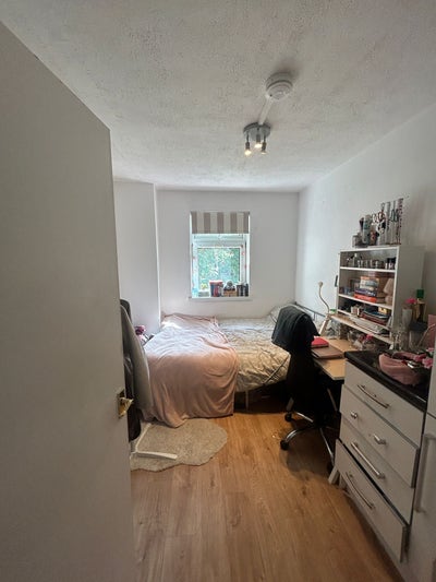 Room 5 mins from station in bermondsey Main Photo