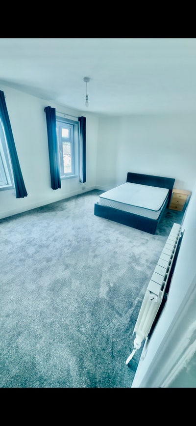 A bright and spacious bedroom  Main Photo