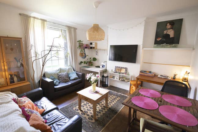 🏡 2 Rooms Available – Oval (1 Min from Station) Main Photo