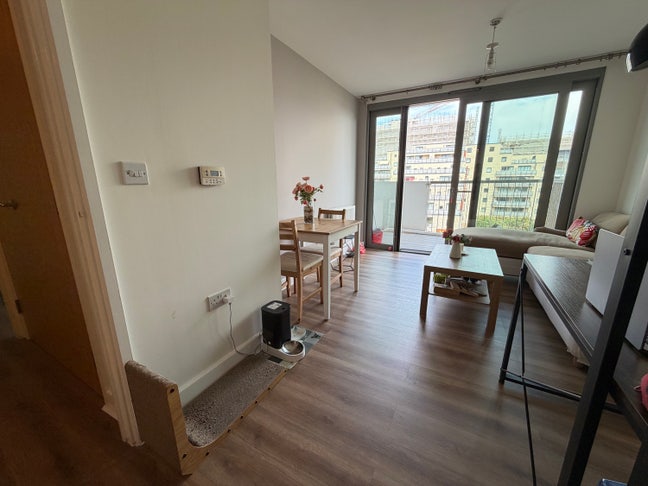 Cozy 1-Bed Home in Royal Docks | Short-Term Stay Main Photo