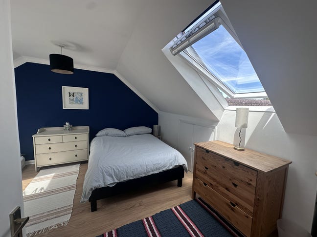 Large Bright Ensuite Loft Room – Bills Included Main Photo