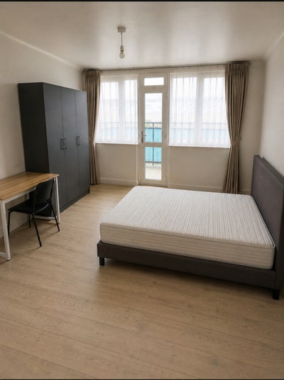 **New 3 Beds in Canning Town - New Furniture ** Main Photo