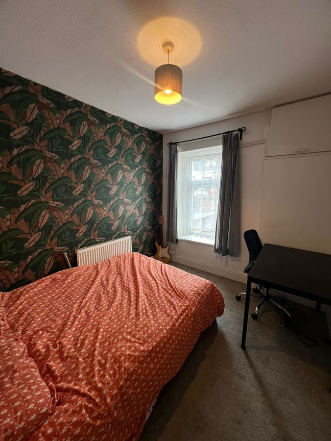 Quite Double room to let near University Main Photo