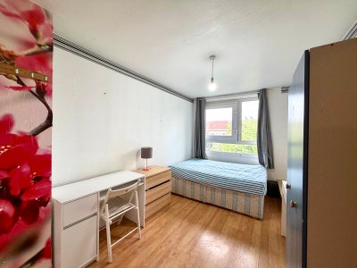💖Amazing Room in Bow! Available Now! All Bill Incl Main Photo