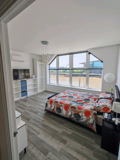 Master Bedroom with Ensuite – Newport City Centre  Main Photo