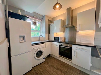 1 room left in 4 bed flat 🥰 10 minutes Clapham N! Main Photo