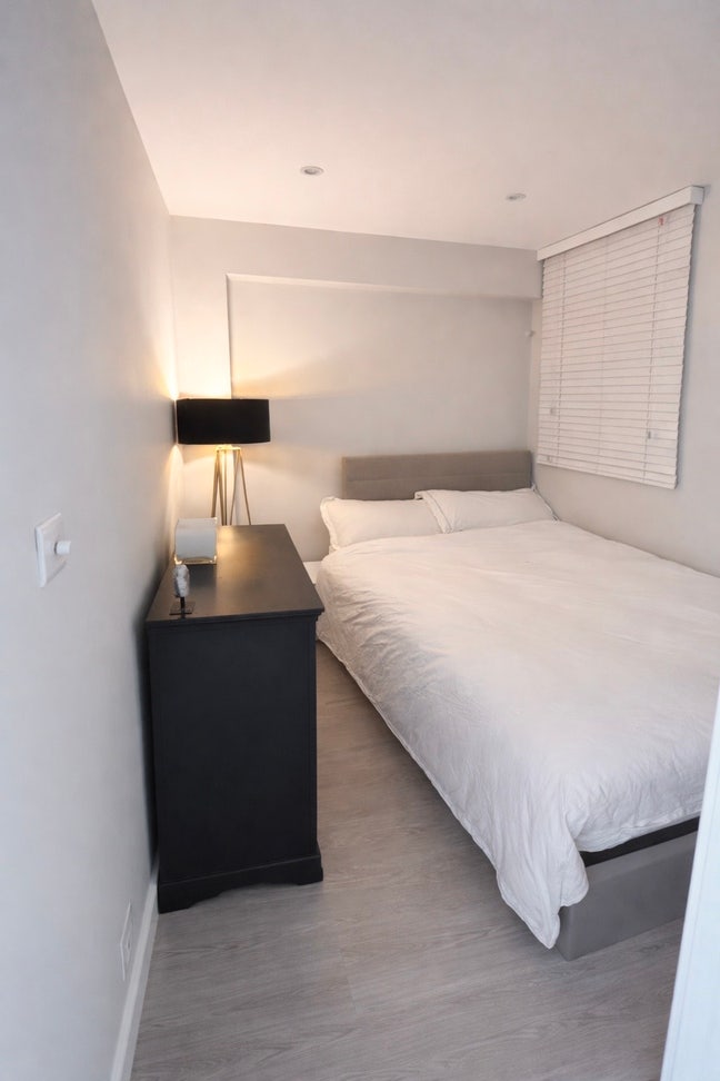 Modern double bedroom  Main Photo