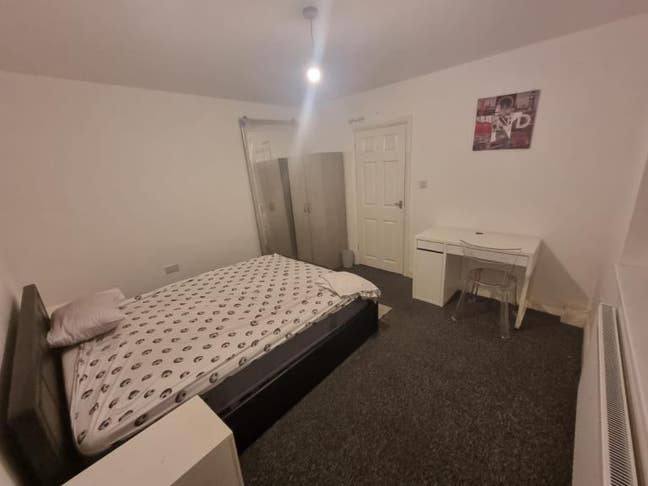 Spacious double room to rent in Hornchurch, RM12 Main Photo