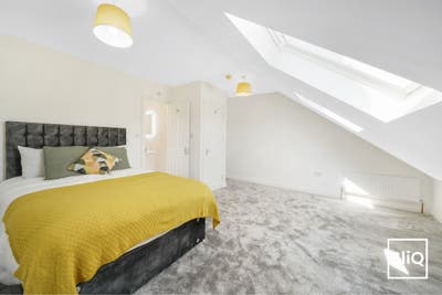 Large Ensuite _ Clapham Junction Main Photo
