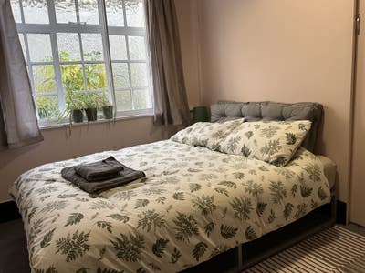 Carmarthen centre Comfortable en-suite room Main Photo