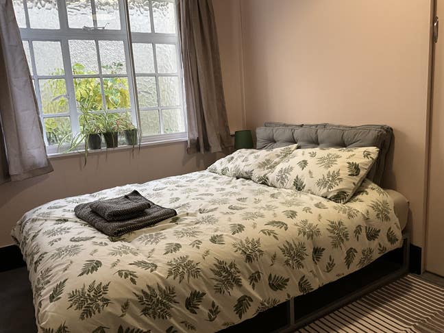 Carmarthen centre Comfortable en-suite room Main Photo