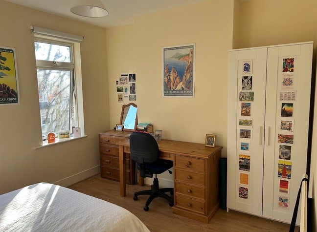 Spacious 2-bed house in Stratford Main Photo
