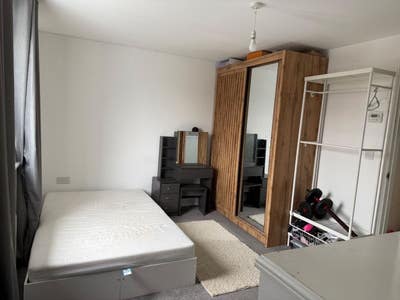 Spacious double room to rent in Rochdale, OL11 Main Photo
