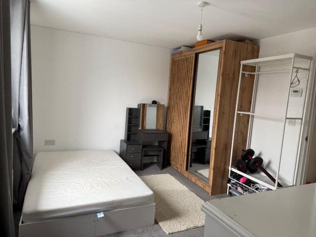 Spacious double room to rent in Rochdale, OL11 Main Photo