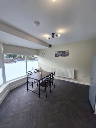 Ground Floor En-Suite Rooms in Central Leigh Main Photo