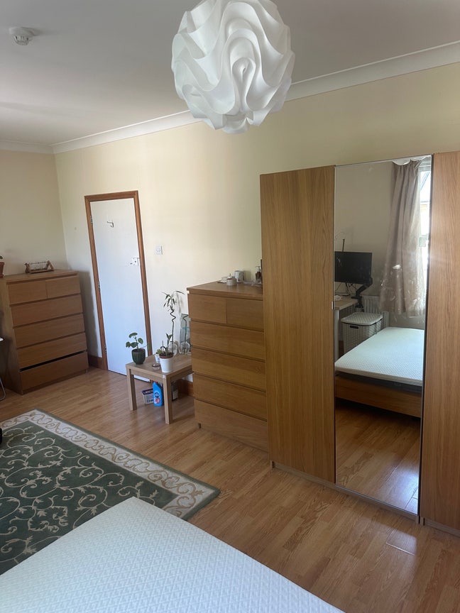 Large beautiful furnished double room Main Photo