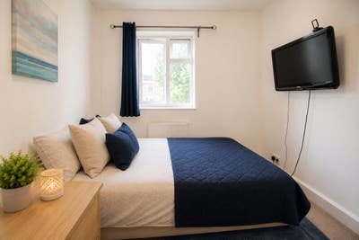 Cozy double at Sheperd's Bush 4 bed flat w balcony Main Photo