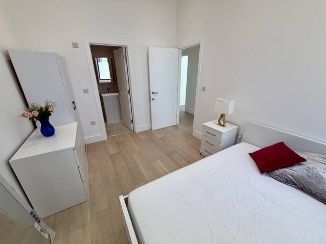 2 Ensuites 1 double in brand new flat Main Photo