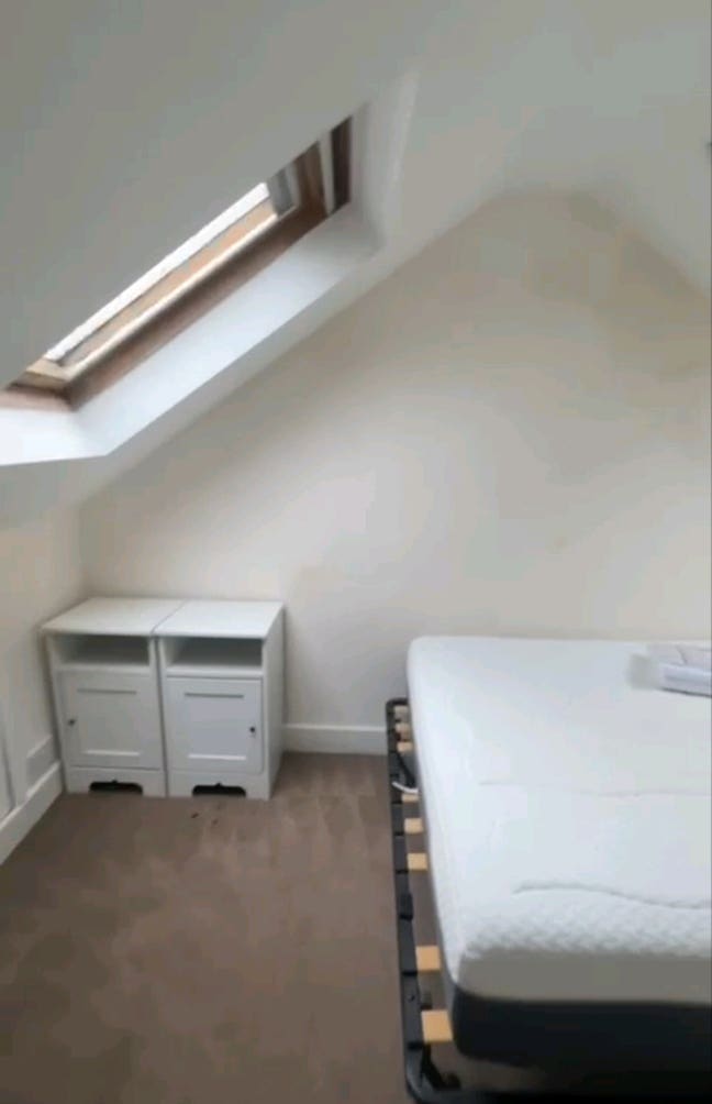 Single room available in Guildford (bills included Main Photo