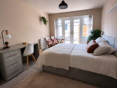 Double Room with Patio Available in Branksome! Main Photo