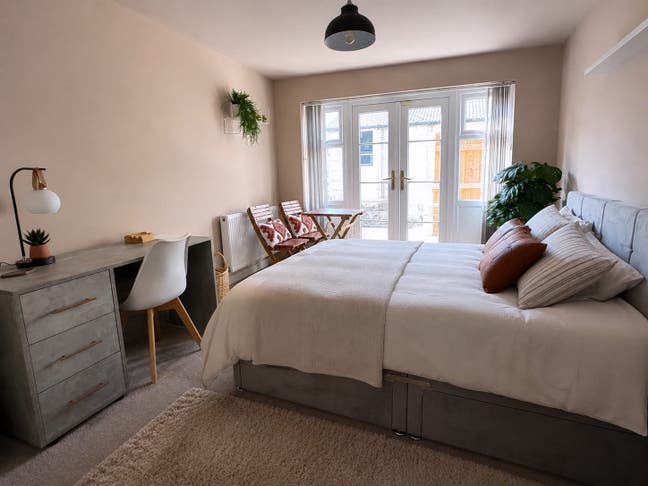 Double Room with Patio Available in Branksome! Main Photo