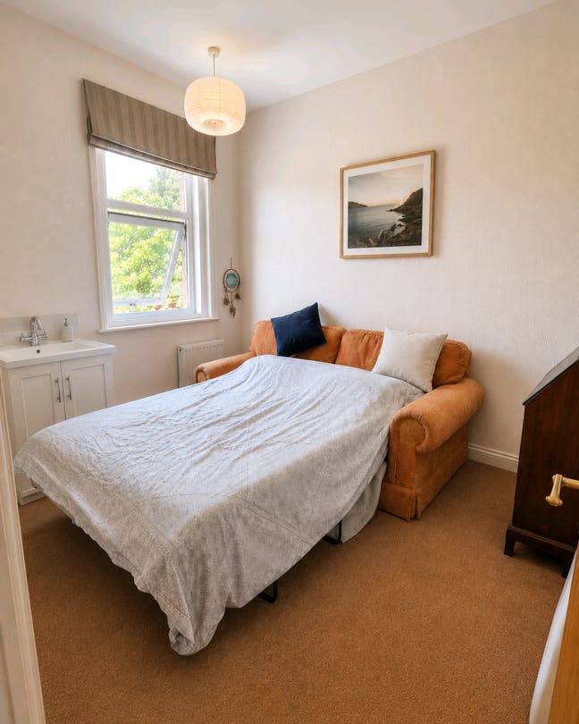 Bright Garden-View Room in Family Home Main Photo