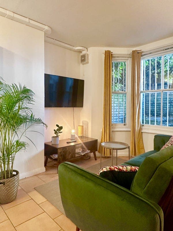 Stunning 2-Bed Flat with Patio in Chelsea Main Photo