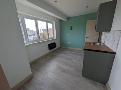 Brand New Units with Private En-Suite & Kitchenett Main Photo