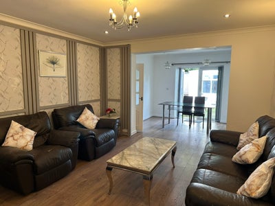 Multiple rooms in furnished house Main Photo
