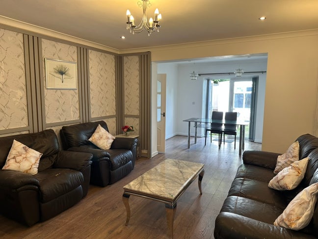 Multiple rooms in furnished house Main Photo