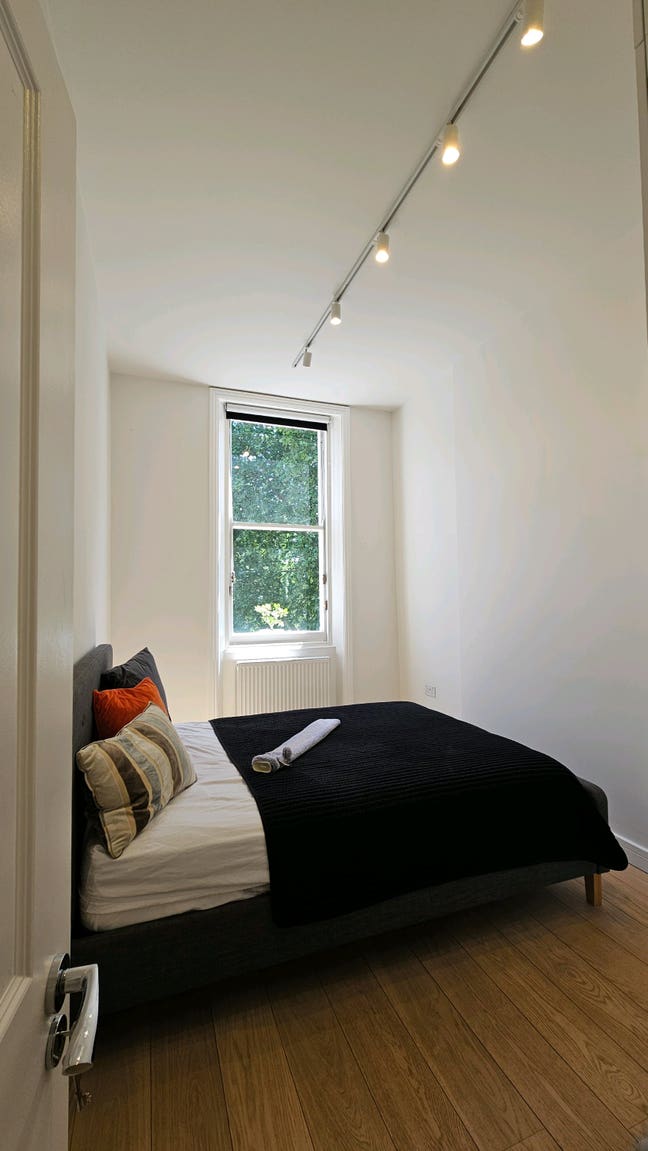 Earls Court Double room & residents private garden Main Photo