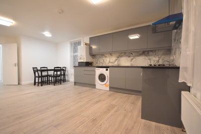 Stunning 3 Double Bed Flat in Streatham Main Photo