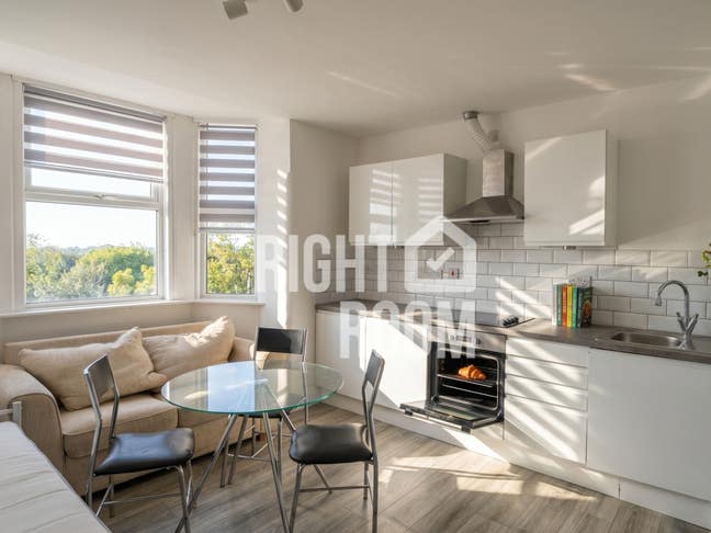 1-Bedroom Flat Available in Swaythling – &pound;995 PCM Main Photo