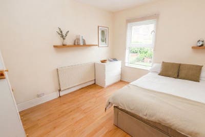 Large Beautiful Double Room in Central Reading Main Photo