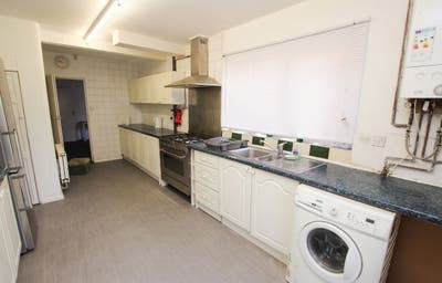 Large Beautiful Double Room in Central Reading Main Photo