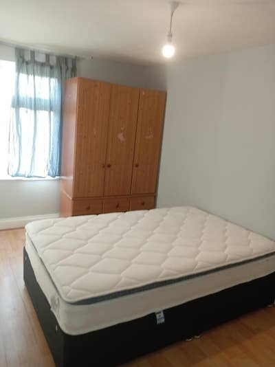Room in Quiet Neighbourhood To Rent  Main Photo