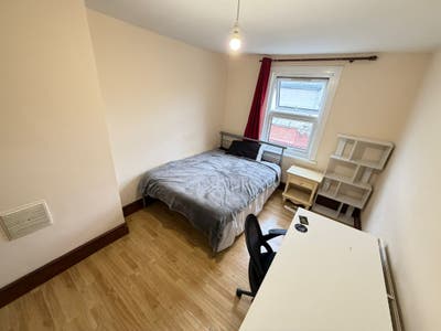 Double Bedroom Located in E15 Main Photo