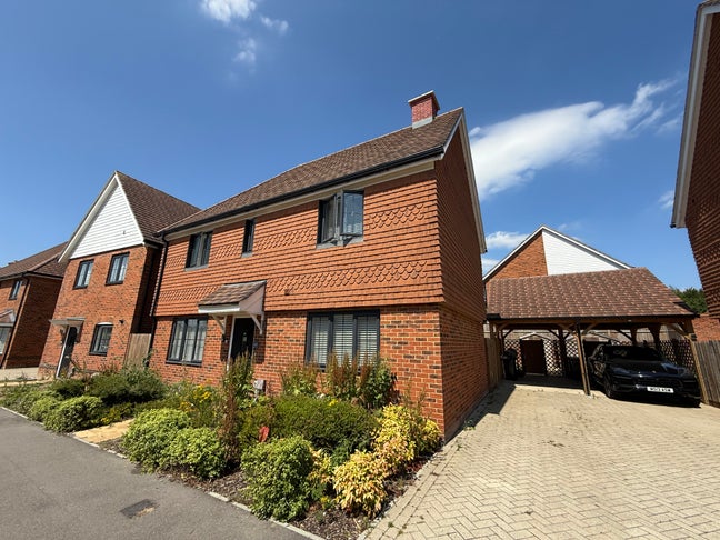 Spacious house with garden and parking  Main Photo